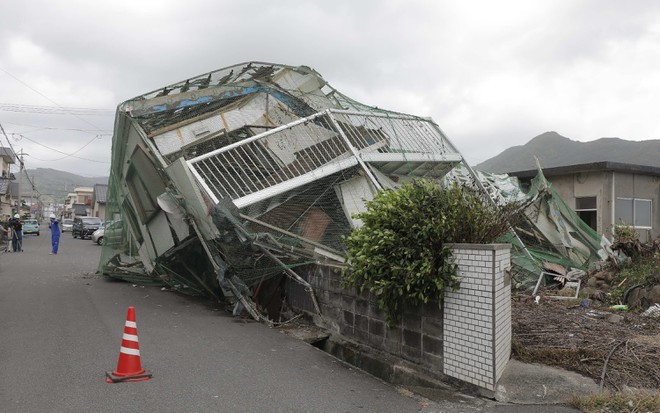 
Nhiều căn nhà bị kéo đổ sập vì bão Haishen. (Ảnh: AFP).