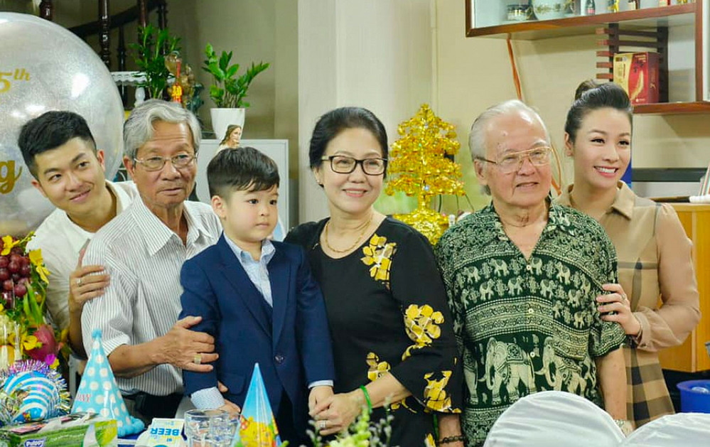 
Nhật Kim Anh và gia đình Bửu Lộc ai cũng nhất quyết phải giữ bé sống cùng mình. (Ảnh: FBNV) - Tin sao Viet - Tin tuc sao Viet - Scandal sao Viet - Tin tuc cua Sao - Tin cua Sao