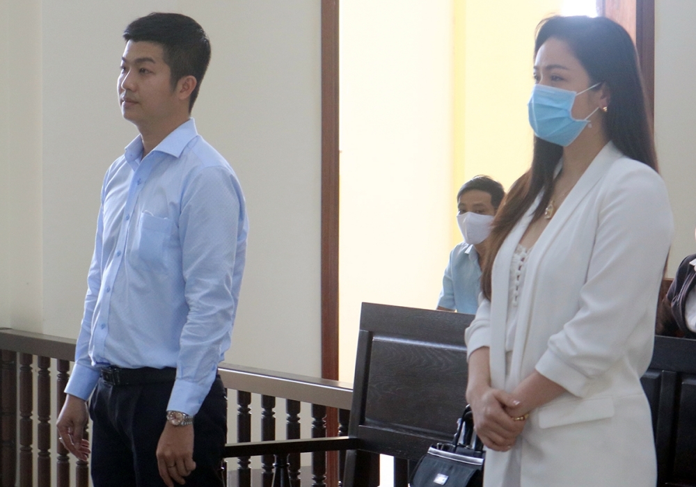 
Nhật Kim Anh và chồng cũ nhiều lần hầu tòa tại Cần Thơ. (Ảnh: Vnexpress) - Tin sao Viet - Tin tuc sao Viet - Scandal sao Viet - Tin tuc cua Sao - Tin cua Sao