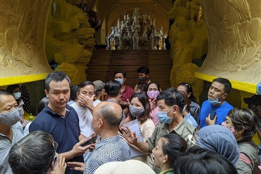  
Rất đông người dân đã có mặt ở lối xuống hầm nhận diện tro cốt tại chùa Kỳ Quang 2. (Ảnh: Lao Động)