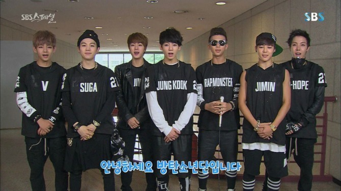  
7 chàng trai BTS xuất hiện trong một bài phỏng vấn khi mới vừa debut (Ảnh: Soompi)