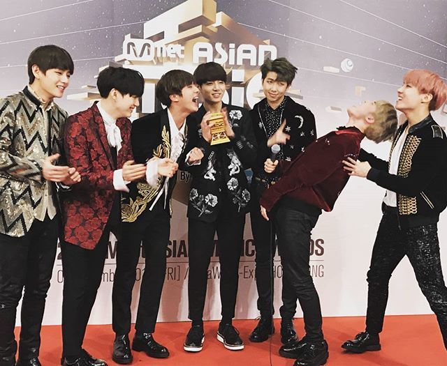  
Những thành tích và giải thưởng của BTS đã tự động chứng minh thực lực của các chàng trai (Ảnh: Koreaboo)