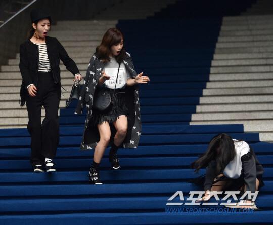 
Đang đi thì Na Eun lại vấp té khiến các chị hoảng hốt vô cùng trước bao phóng viên (Ảnh: Koreaboo)