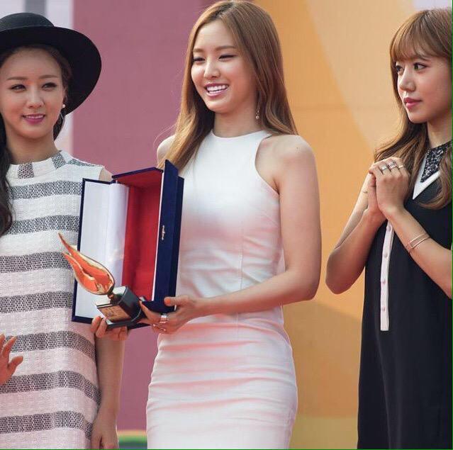 
Giải thưởng cầm chưa kịp "nóng tay" thì đã rơi ngay khỏi tay Na Eun (Ảnh: Koreaboo)