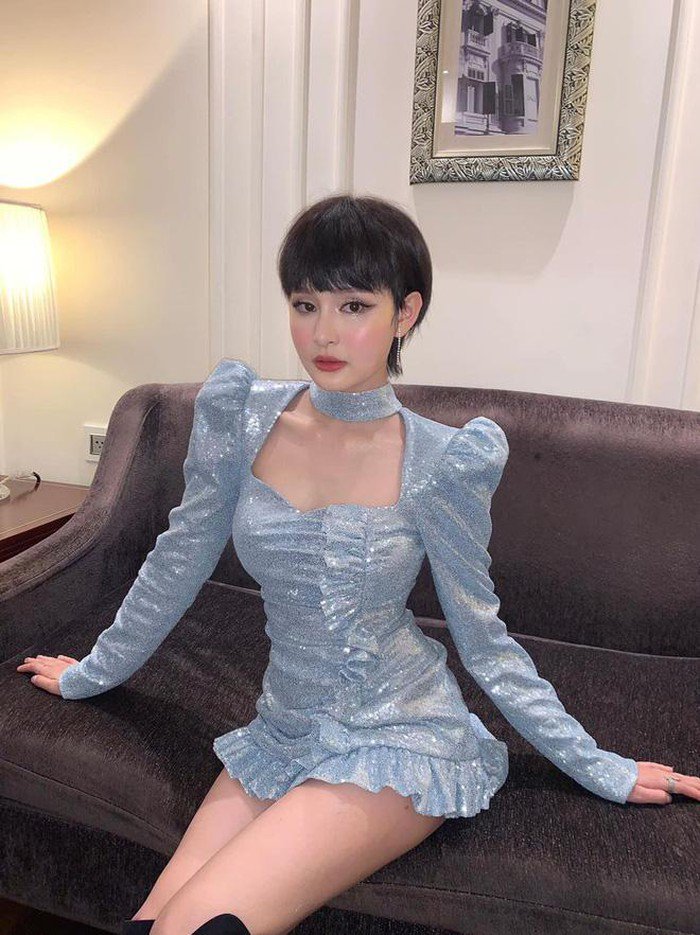 
Hiền Hồ là một trong những ca sĩ chăm diện váy ngắn cũn đi diễn. (Ảnh: Instagram nhân vật)