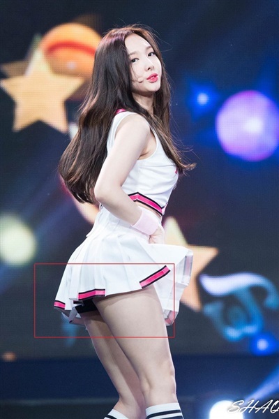 
Chiếc váy ngắn dáng thể thao của Nayeon "phản chủ". (Ảnh: T.H)