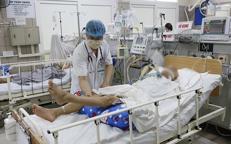
Một ca nhiễm độc nặng đang được điều trị tại Bệnh viện Bạch Mai. (Ảnh: Nhân Dân)