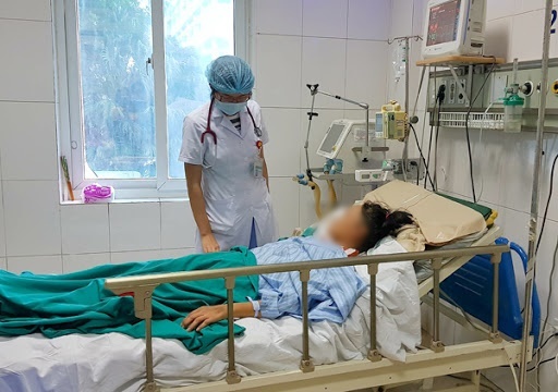  
Bệnh nhân được bác sĩ thăm khám khi điều trị tại bệnh viện. (Ảnh: Báo Nghệ An).