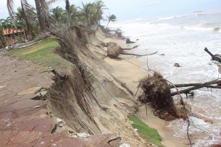  
Một đoạn bờ biển tại Hội An bị sạt lở do ảnh hưởng của bão khiến sóng đánh mạnh vào vờ (Ảnh: CAND)