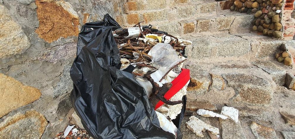  
Hình ảnh túi rác bị vứt xuống biển. (Ảnh: Pháp Luật Online).