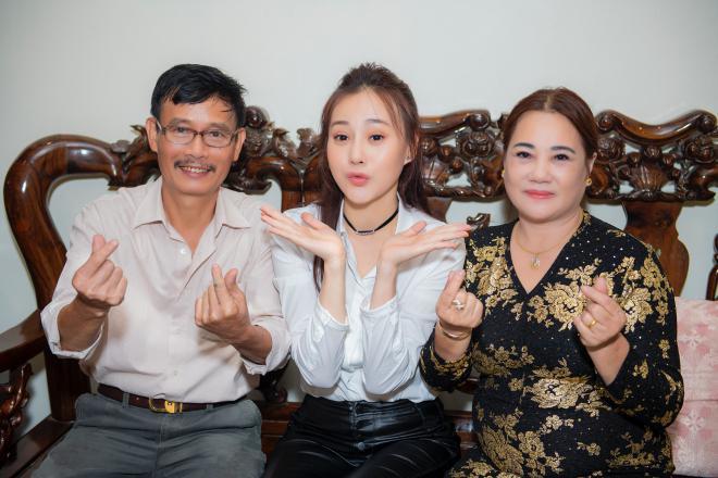 
Phương Oanh cùng bố mẹ