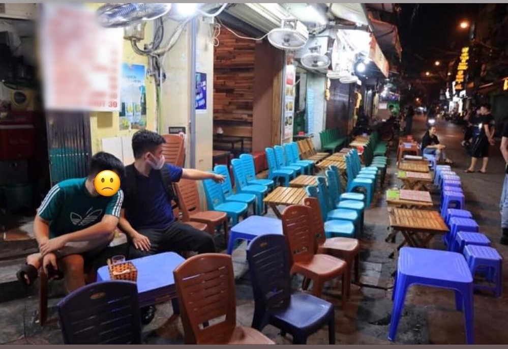  
Hình ảnh một quán bar nhỏ ở phố cổ Hà Nội vắng khách. (Ảnh: Thanh Niên) 