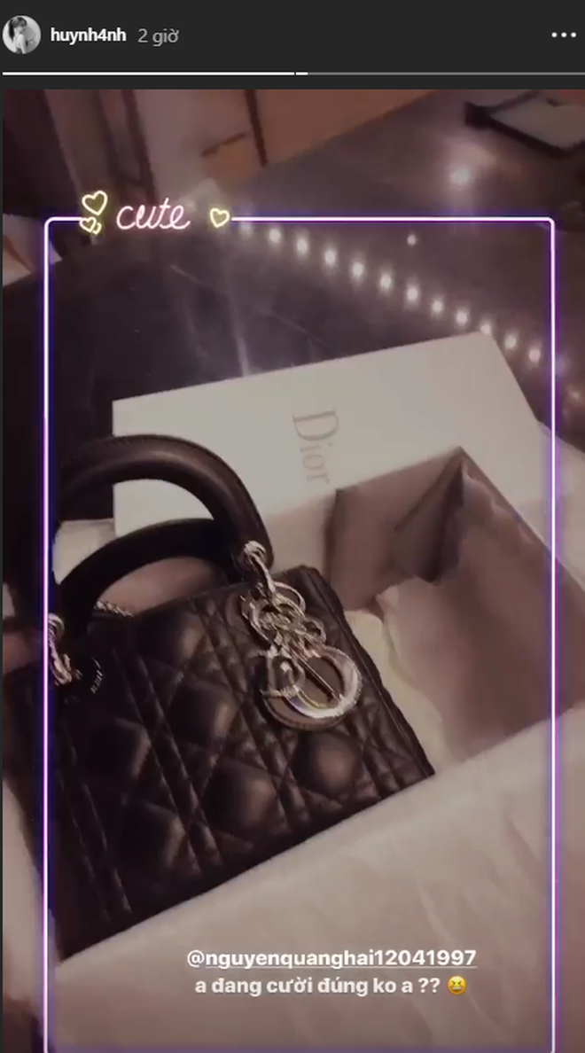 
Cô nàng đã có màn "đập hộp" túi Dior ngay tại sinh nhật, trước đó bạn gái Quang Hải còn sở hữu các item của nhà mốt Chanel, Dior, Gucci, Fendi,... (Ảnh: Chụp màn hình)