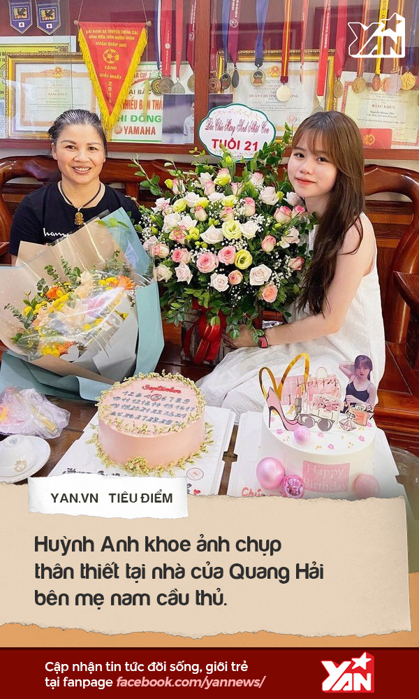  
Huỳnh Anh khoe ảnh chụp thân thiết tại nhà của Quang Hải bên mẹ nam cầu thủ. (Ảnh: FBNV)