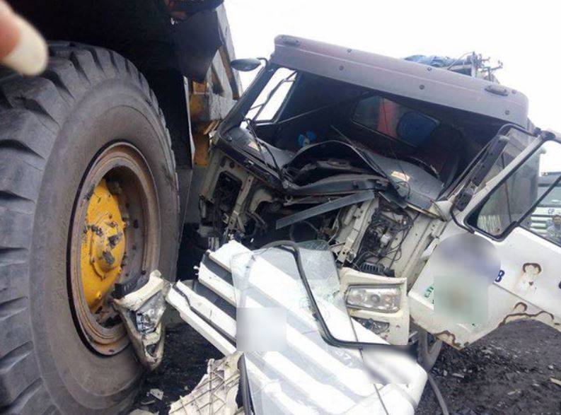  
Hình ảnh chiếc xe ben bị hư hại nặng khi va chạm xe siêu tải.(Ảnh: G.H)