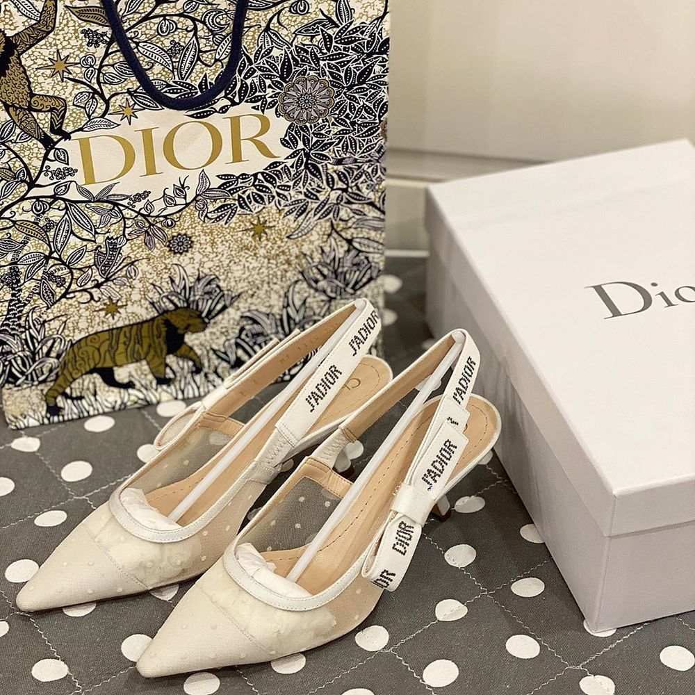 
Mẫu giày cưới Dior 23 triệu của cô nàng. (Ảnh: FBNV)