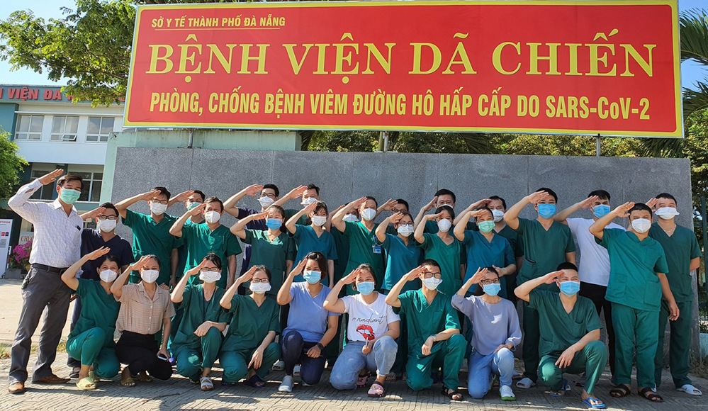  
Đoàn bác sĩ chi viện cho Đà Nẵng chụp hình lưu niệm trước khi trở về đơn vị công tác. (Ảnh: VOV)