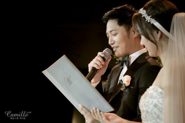 
Jin Goo hạnh phúc trong ngày cưới, anh chàng viết nên chuyện tình đẹp như cổ tích với vợ của mình - Jin Hye (Ảnh: Soompi)