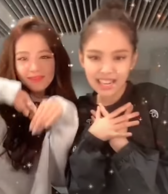 
Trong hậu trường concert, Jennie và Jisoo không quên lipsync ca khúc Birthday để ủng hộ Somi. Ảnh: Chụp màn hình