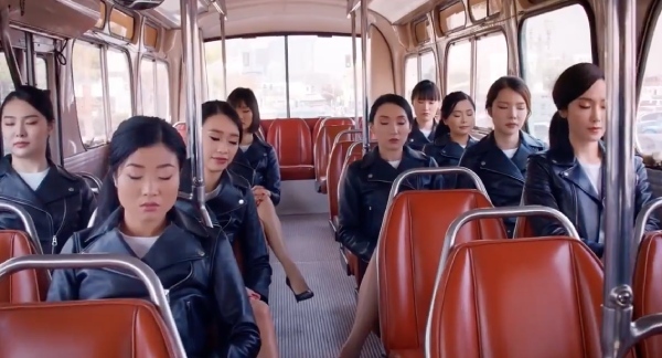 
Jessica ngồi trên chiếc xe buýt có 9 cô gái. Ảnh: Chụp màn hình
