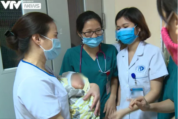  
Các bác sĩ, điều dưỡng tại Khoa Sơ sinh đều rất quý mến bé B.A. (Ảnh: VTV)