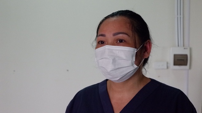 
Nữ hộ sinh tại Bệnh viện Bệnh nhiệt đới Trung ương. (Ảnh: Lao Động)
