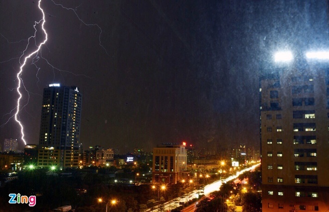  
Hình ảnh sét xuất hiện trong một cơn mưa giông tại Hà Nội (Ảnh: Zing)
