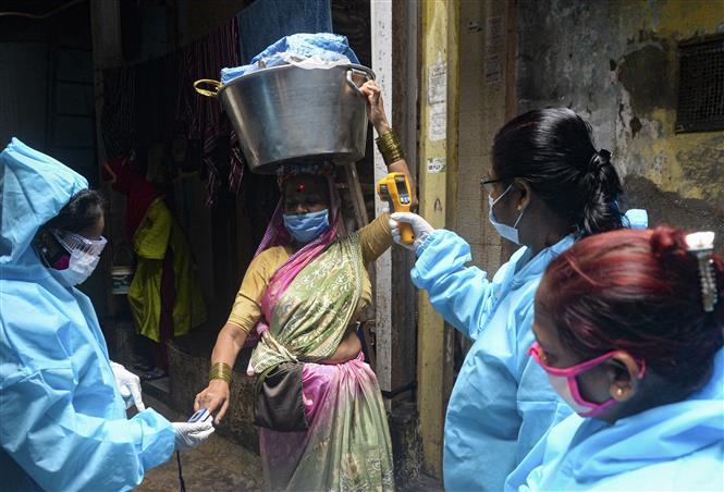 
Nhân viên y tế kiểm tra thân nhiệt cho người dân ở Ấn Độ. (Ảnh: AFP)