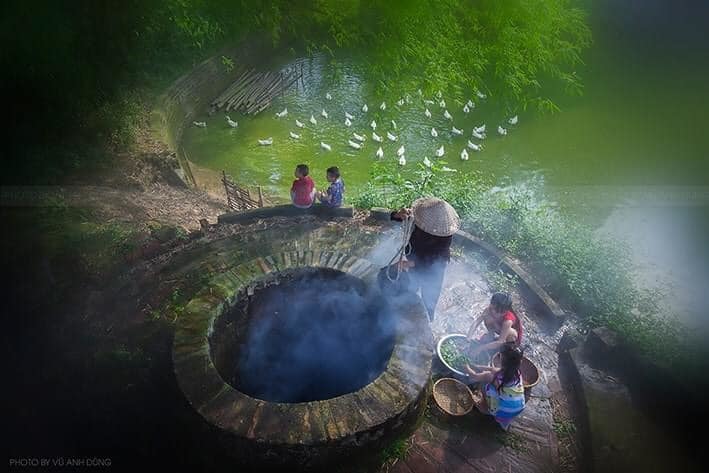  
Chiếc giếng đầu làng là nơi nhiều người ra đây múc nước rửa rau, vo gạo còn trẻ em chọn làm nơi  tắm rửa (Ảnh: Vũ Anh Dũng)