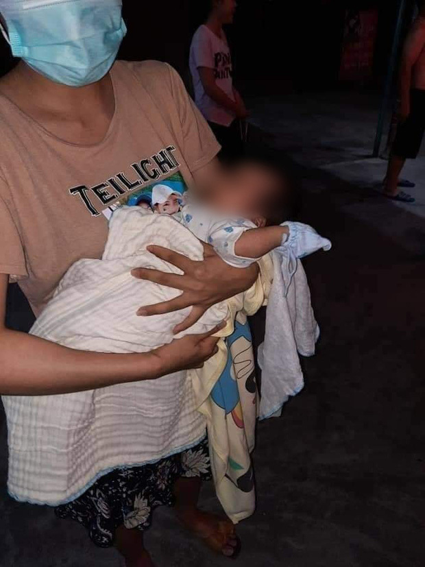  
Thêm một em bé bị cha mẹ bỏ rơi ngay trước cửa nhà dân tại Hải Phòng (Ảnh Facebook N.T.)