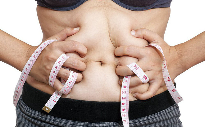  
Mỡ thừa vùng bụng có thể phản ánh vấn đề sức khỏe không tốt. Ảnh: BSK
