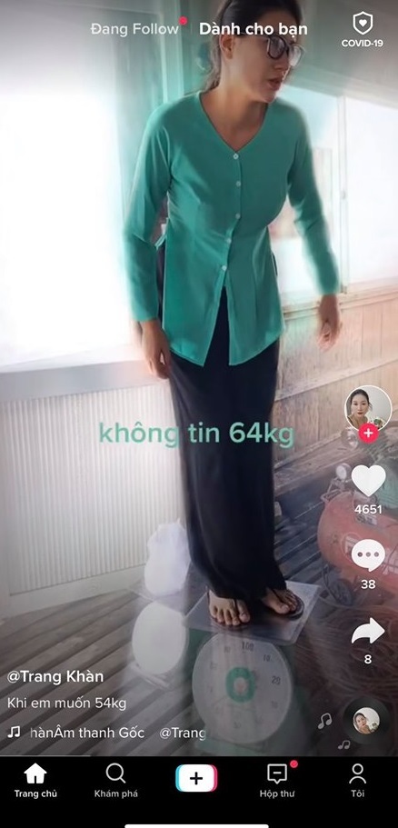  
Trang Trần không tin vào mắt mình khi cân nặng đạt mốc 64kg​. (Ảnh: Chụp màn hình)