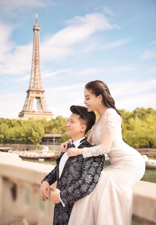  
Cặp đôi từng có đám cưới hoành tráng, đi chụp ảnh kỉ niệm trước tháp Eiffel. (Ảnh: FBNV) - Tin sao Viet - Tin tuc sao Viet - Scandal sao Viet - Tin tuc cua Sao - Tin cua Sao