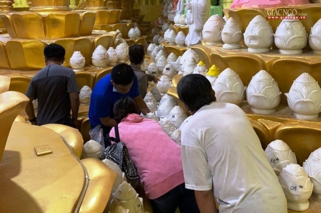  
Lực lượng chức năng kiểm đếm các hũ tro cốt bị mất bảng tên tại chùa Kỳ Quang 2. (Ảnh: Báo Giác Ngộ)