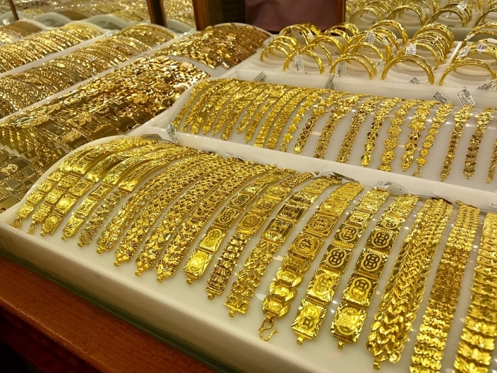  
Trang sức bằng vàng được bày bán tại cửa hàng (Ảnh: Người Lao động)