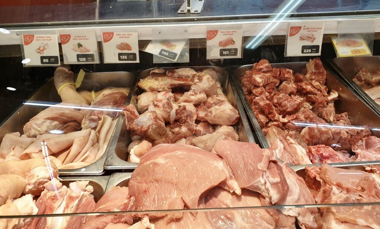  
Thịt lợn tươi sống được bày bán tại siêu thị (Ảnh: Thanh Niên)