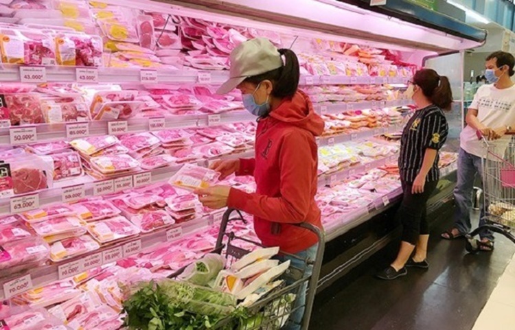 
Người tiêu dùng cân nhắc mua thịt lợn trong siêu thị (Ảnh: Tiêu dùng)