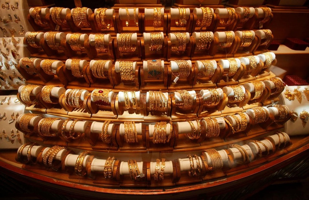  
Vàng được bày bán tại một cửa hàng trên thế giới. (Ảnh: Reuters)