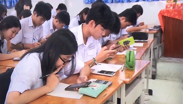  
Quy định về việc không cấm học sinh sử dụng điện thoại đã khiến dư luận quan tâm. (Ảnh: Dân Trí)