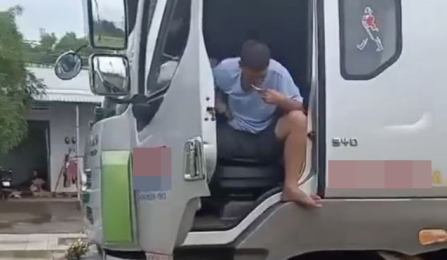  
Người đàn ông này tranh thủ đánh răng khi xe đang chuyển động.(Ảnh cắt từ clip)