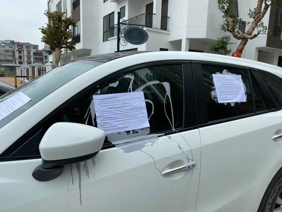  
Chiếc xe bị dán giấy nhắc nhở và trét sơn chi chít. (Ảnh: P.T.L)