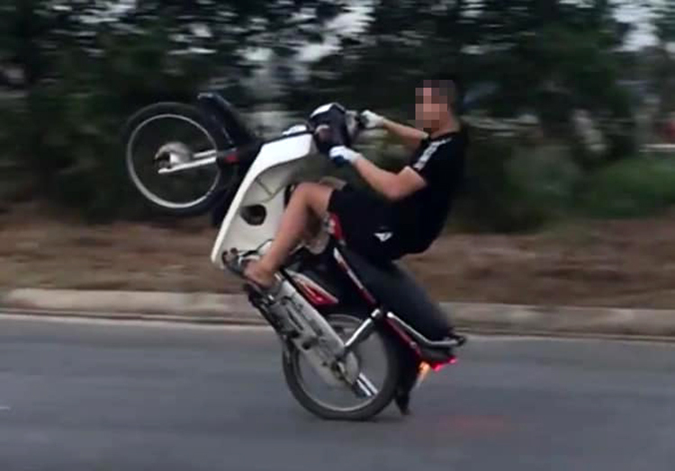 Xử phạt 2 thanh niên bốc đầu xe máy hơn 12 triệu đồng - Trang tin tức ...
