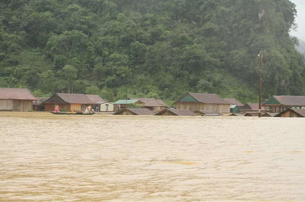  
Huyện Minh Hóa bị nhấn chìm trong biển nước, chia cắt với các khu vực khác. (Ảnh: Người Lao Động)