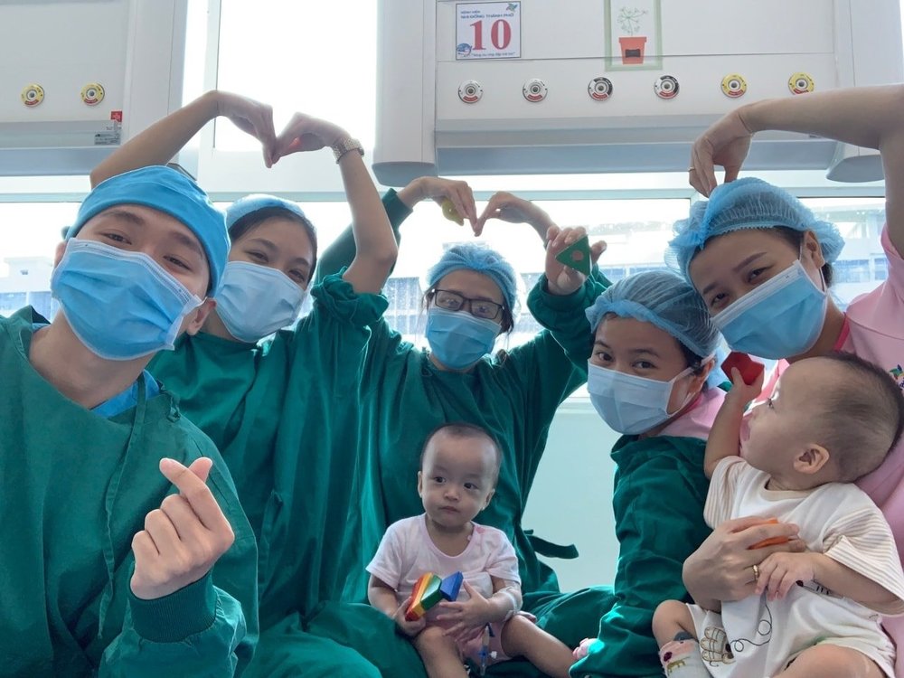  
Các y bác sĩ chụp hình với chị em song Nhi trước khi 2 bé về nhà.