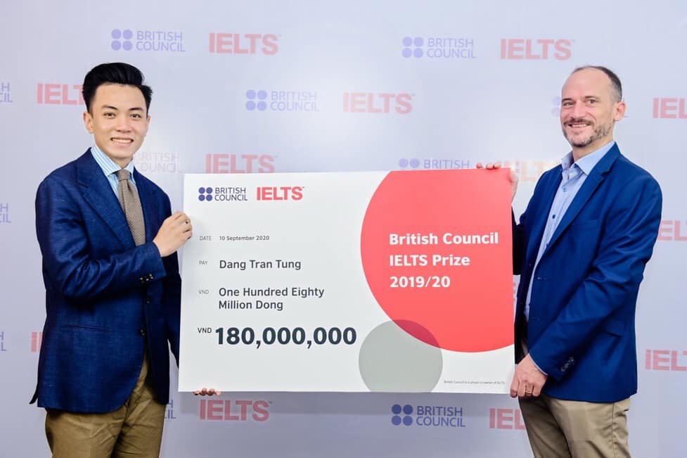 
Tùng xuất sắc giành giải nhất học bổng IELTS Prize của Hội đồng Anh. (Ảnh: FBNV)