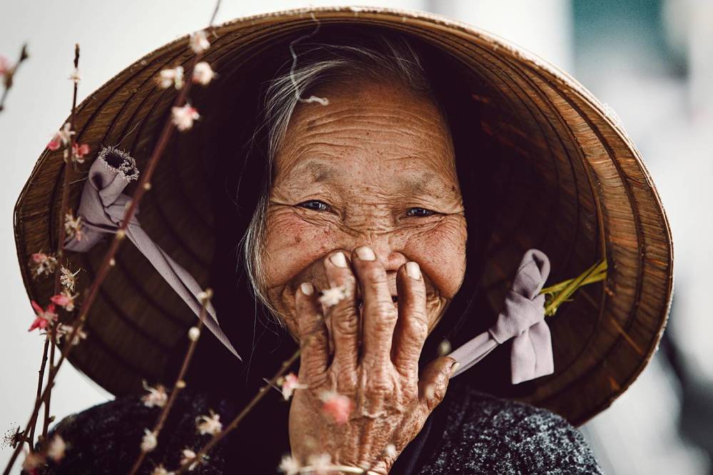  
Nụ cười có chút ngại ngùng, xúc động của cụ già bán đào khi Tết đến xuân về (Ảnh: Long Quang Le)