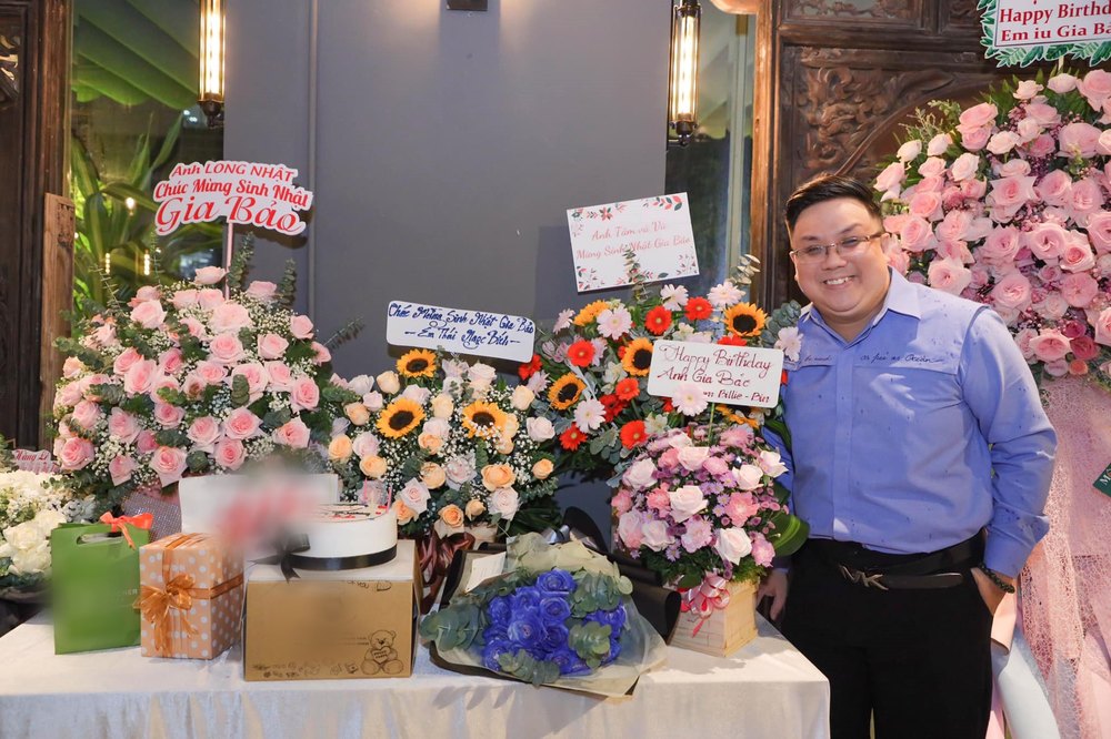 
Gia Bảo nhận được nhiều hoa, quà và cả tiền mừng trong sinh nhật (Ảnh: Facebook nhân vật) - Tin sao Viet - Tin tuc sao Viet - Scandal sao Viet - Tin tuc cua Sao - Tin cua Sao