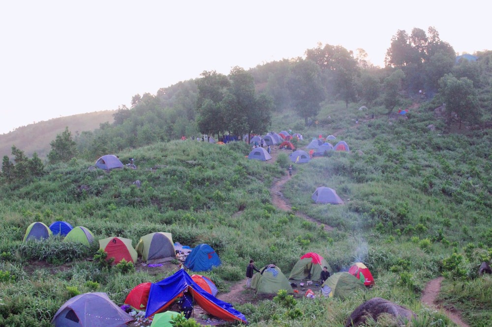  
Rất nhiều người đến camping tại núi Chứa Chan.