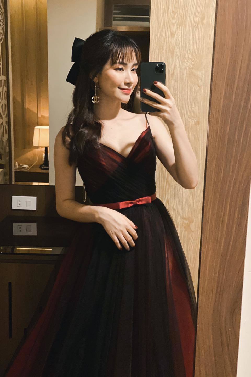  
Hòa Minzy khoe outfit với ảnh chụp qua gương, cô diện váy hai dây màu đỏ, buộc tóc nơ như nàng công chúa. (Ảnh: FBNV)