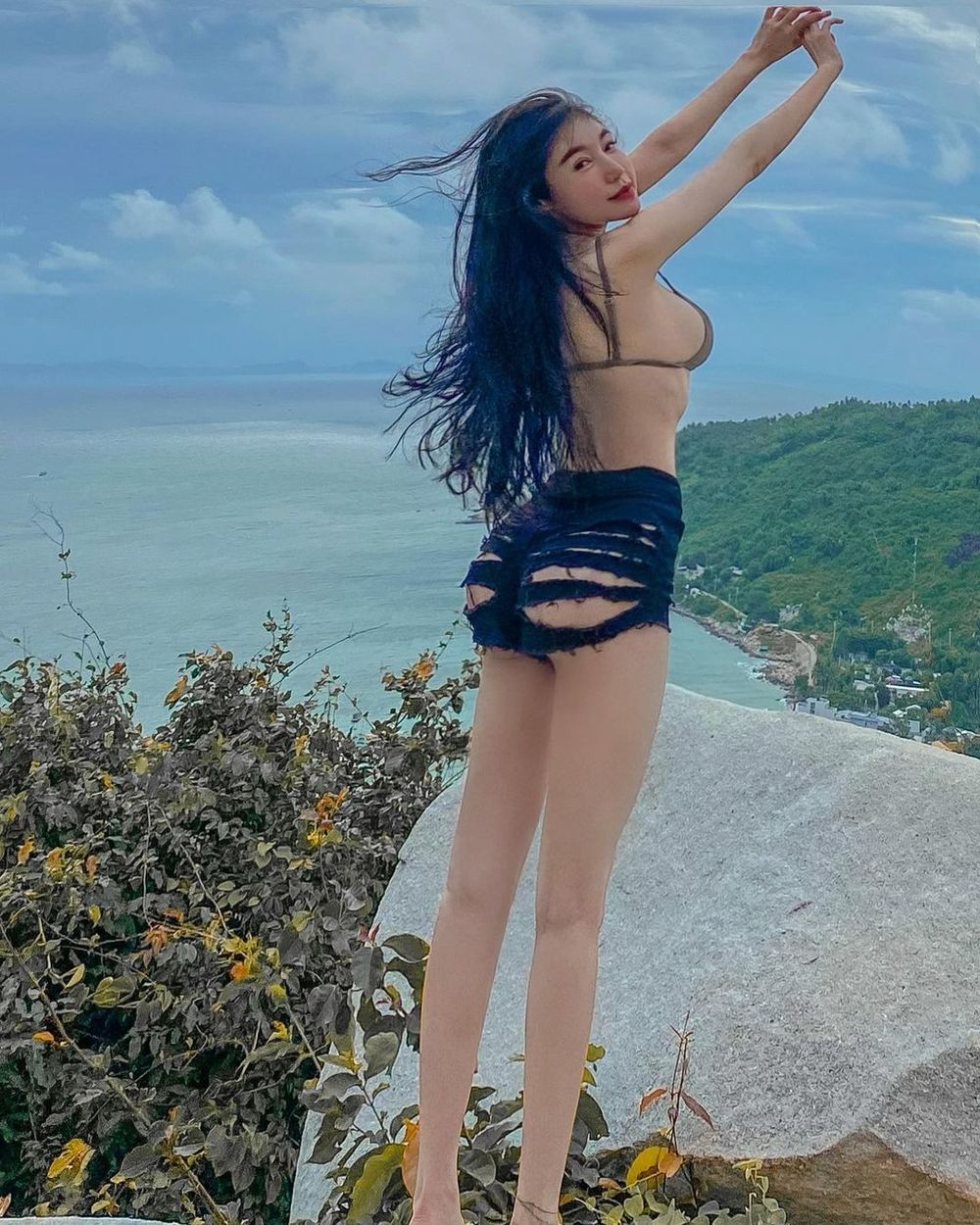  
Elly Trần khoe làn da trắng nõn và nuột nà của mình với mẫu quần jean rách toang. (Ảnh: Instagram nhân vật)